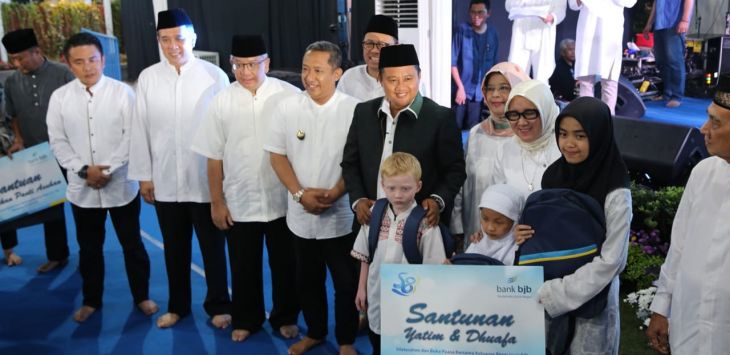 SANTUNAN : Kemeriahan HUT bank bjb 58 Tahun menghadirkan program bjb Berbagi, Ramadan Memberi dengan serangkaian acara seperti Buka Bersama dan Santunan Yatim Piatu dan Kaum Dhuafa sebanyak 28.000 paket yang tersebar di Jawa Barat & Banten, Senin (20/5).