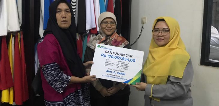 SIMBOLIS: Suryani, ahli waris almarhum A. Wari, karyawan PT Anggana Kurnia Putra, secara simbolis mendapat santunan uang kurang lebih Rp170 juta.