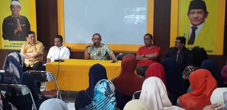 Ketua DPD Golkar Cimahi, Ali Hasan (tengah) bersama para caleg yang terpilih saat melaksanakan buka puasa bersama di kantor DPD Golkar Cimahi, Jalan Kamarung, belum lama ini.