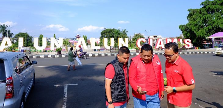 GM ICT Operation Regional Jabar Telkomsel Ardhiono Trilaksono (Kedua Kiri) bersama team Jelajah RAFI Telkomsel Jabar 2019, mengecek jaringan di 3 jalur utama mudik di wilayah  Jawa Barat. 
