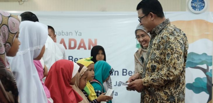 Kepala Kanwil DJP Jabar I Neilmaldrin Noor (kanan) membagikan santunan kepada para anak yatim piatu saat acara buka bersama Kanwil DJP Jabar I, Kamis (16/5).