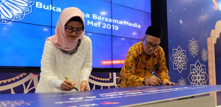 Presiden Direktur XL Axiata, Dian Siswarini ( kiri ) bersama dengan Direktur Kurikulum Sarana dan Prasarana Kelembagaan dan Kesiswaan, Kementerian Agama Republik Indonesia, Dr. H. A. Umar, MA ( kanan ) secara simbolis meluncurkan program Madrasah Aliyah 4.0 di Jakarta. 