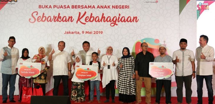 Roadshow Ramadan 1440 H, Telkomsel secara simbolis menyerahkan sejumlah santunan kepada anak Yatim di Jakarta (9/5).