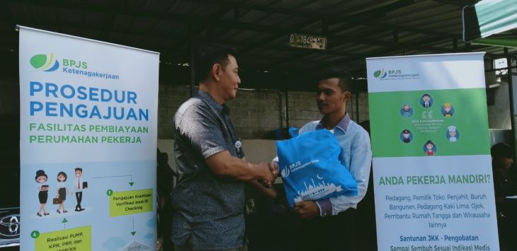 Petugas sedang menyerahkan paket sembako murah di Kantor BPJS Ketenagakerjaan Cabang Soekarno Hatta, Kota Bandung, Jumat (17/5).
