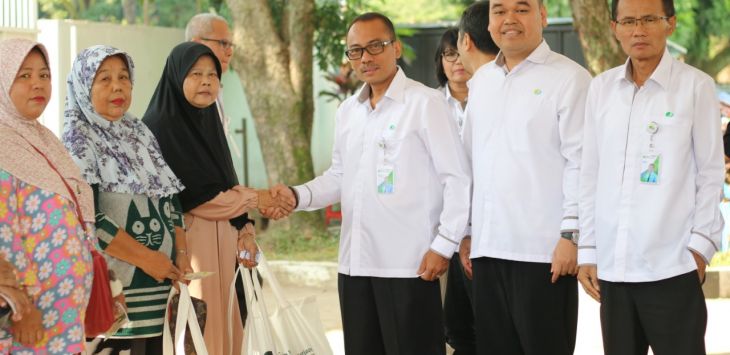 Kepala BPJS Ketenagakerjaan Kantor Cabang Bandung Suci, Suhedi saat menyerahkan paket sembako murah kepada peserta.