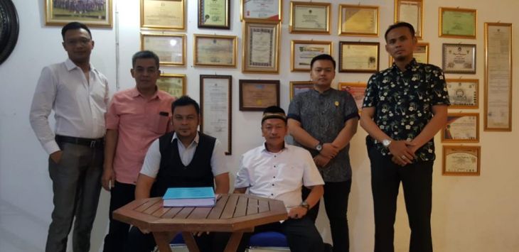  MENANG: Ketua Umum LSM GMBI Moh Fauzan Rahman foto bersama dengan Direktur LBH GMBI, Lamhot M Situngkir SH beserta tim kuasa hukum di kantor LSM GMBI.