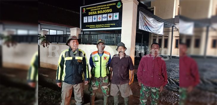 Wakanit Satpol PP Majalaya beserta Linmas Desa Bojong usai penangulangan pasca banjir.
(foto : DEDEN KUSDIAR/RADAR BANDUNG )