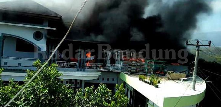 Asap pekat membumbung tinggi saat si jago merah melalap bangunan konveksi milik Hj. Kokom,  Minggu (3/5/2019).
(foto : DEDEN KUSDINAR/RADAR BANDUNG)
