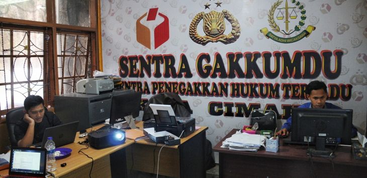 Anggota Bawaslu Cimahi mengerjakan tugas di ruangan Gakumdu di Jalan Sangkuriang