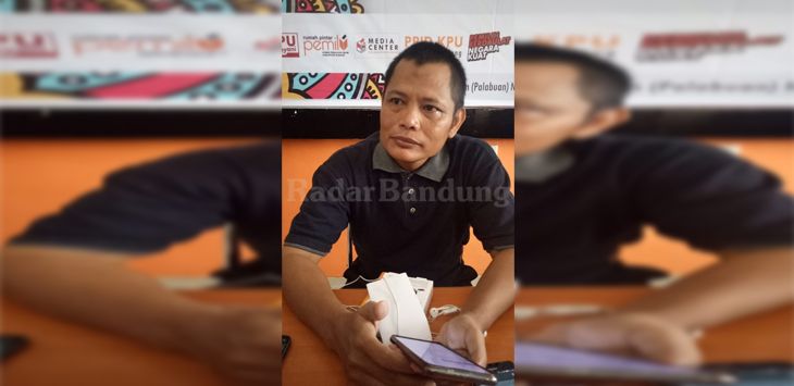 Ketua KPU Subang, Suryaman memberikan keterangan bahwa pihaknya belum menetapkan perolehan kursi anggota legislatif atau partai politik dalam Pemilu 2019 lalu.
(foto : M.ANWAR/RADAR BANDUNG)