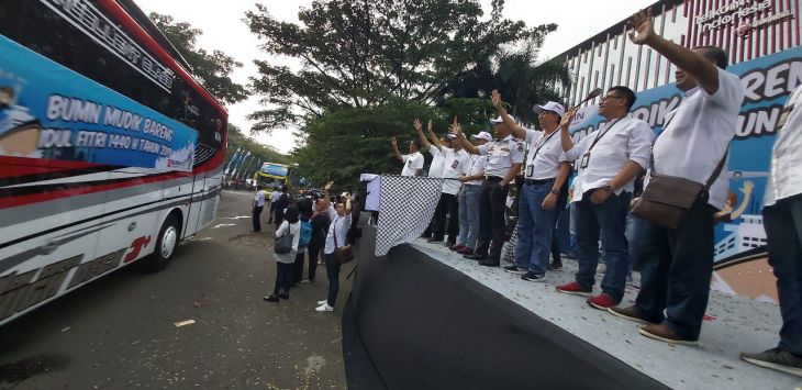 MUDIK: Jajaran petinggi PT Telekomunikasi Indonesia melepas 490 pemudik dengan tujuan beberapa kota di Jawa Tengah, Rabu (29/5).