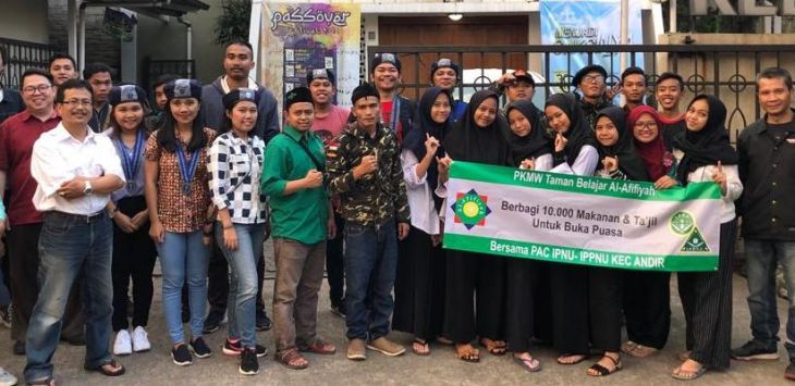 Para panitia foto bareng sebelum melaksanakan bagi-bagi takjil. Foto:Istimewa