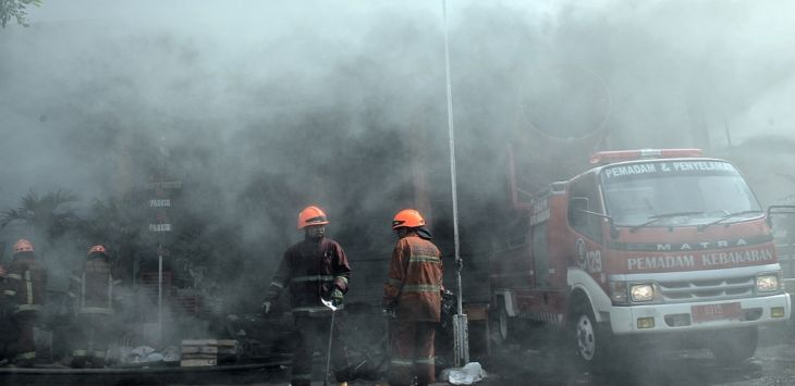 BERJIBAKU: Petugas Pemadam Kebakaran Kota Bandung berusaha melakukan proses evakuasi pemadaman api di Pasar Kosambi, Kota Bandung, Minggu (19/5). 
(Foto : TAOFIK ACHMAD HIDAYAT/RADAR BANDUNG)
