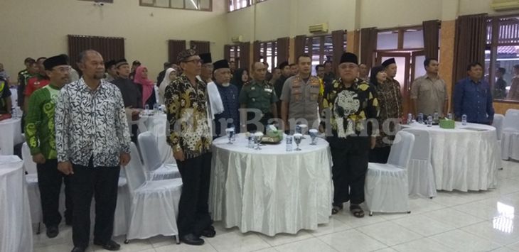 Forum Kerukunan Umat Beragama (FKUB) bersama Forum Komunikasi Pimpinan Daerah (Forkopimda) melakukan rekonsiliasi pascapemilu di Mapolres Cimahi, Jalan Amir Machmud.
(foto : WHISNU PRADANA/RADAR BANDUNG)