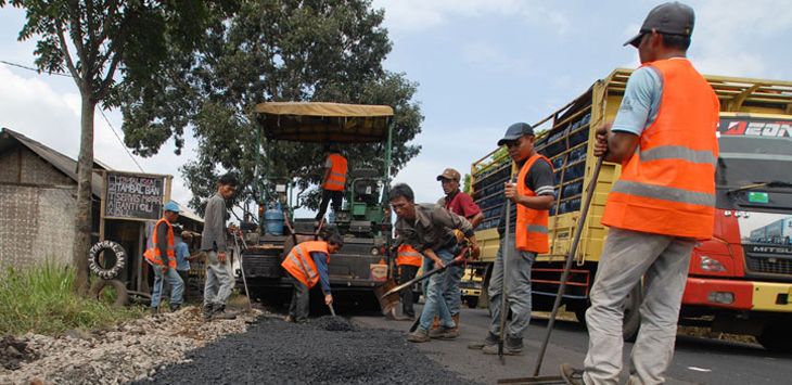 PERBAIKAN: Sejumlah petugas sedang mengaspal di sebuah ruas jalan.
(foto : IST)