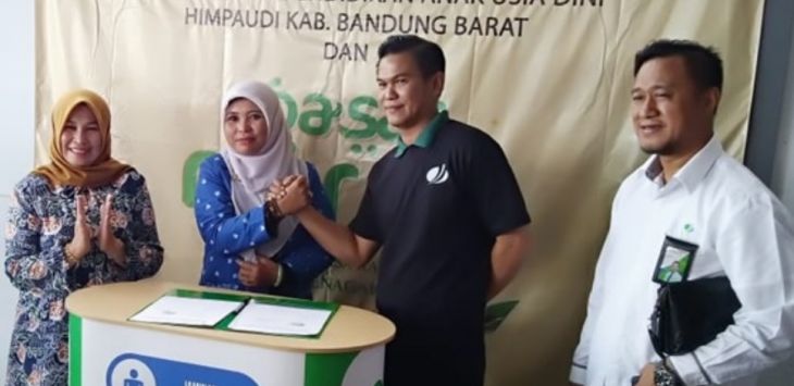 (Dari kanan) Yuyun Yunengsih Istri Bupati KBB, Siti Nurul Ketua HIMPAUDI KBB, Nambela Rama Waspada, Kabid Kepesertaan BPJS Ketenagakerjaan Cimahi dan Waluyo Suparto Kepala Kantor Cabang Perintis BPJS Ketenagakerjaan KBB saat pasar murah.