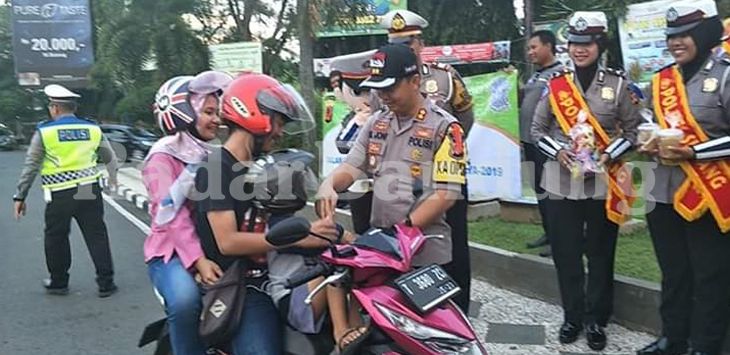 Kapolres Subang AKBP Muhammad Joni memberikan takjil kepada pengendara, Selasa (6/5/2019).
(foto ; M.ANWAR/RADAR BANDUNG) 