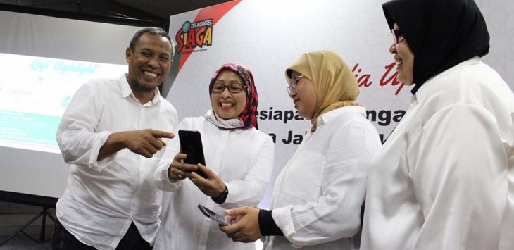 EVP Area Jabotabek Jabar Telkomsel Ririn Widaryani (dua kiri) usai paparan layanan Telkomsel pada momen Ramadan dan Idul Fitri 1440 H di Bandung, kemarin,