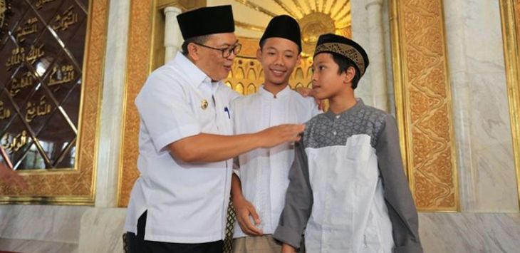 Wali Kota Bandung, Oded M. Danial berbincang dengan peserta acara Pengajian Remaja 