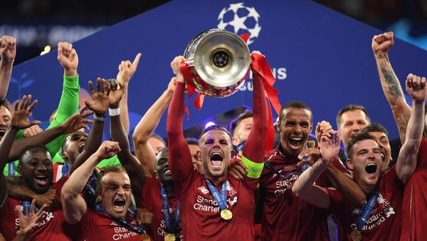 Pemain Liverpool mengangkat trofi jara Liga Champions 2018/2019. 