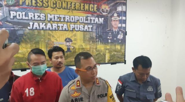 Pengendara BMW yang menodongkan pistol kepada pengendara lain ditangkap polisi. 