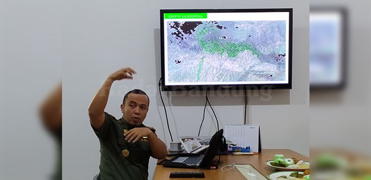 MENJELASKAN : Kepala Administratur Perhutani KPH Bandung Utara, Komarudin memberikan penjelasan tentang hutan lindung.
 ( Foto : MOCH HABIBI/RADAR BANDUNG )


