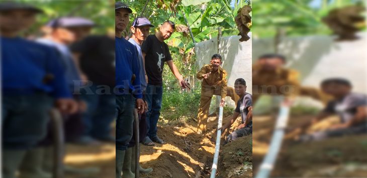 MEMASANG : Kepala Desa Sagalaherang Endang Setiwan saat memantau  pelaksanaan pemasangan pipa air bersih,  Selasa (17/6/2019).
( Foto : M.ANWAR/RADAR BANDUNG )
