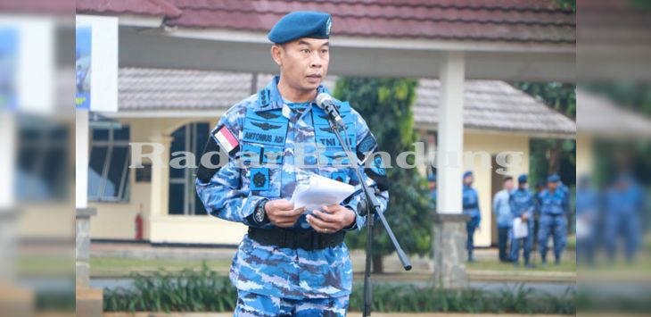 UPACARA : Kadisops Lanud Suryadarma Kolonel Pnb Antonius Adi Nur Wahyono selaku Irup Upacara Peringatan ke-68 HUT Koopsau, sedang membacakan sambutan Kasau di lapangan Dirgantara, Lanud Suryadarma.
( Foto : M.ANWAR/RADAR BANDUNG )
