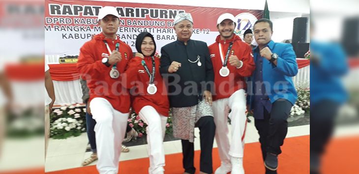 EMAS : Ketua KNPI KBB Lili Supriatna (kanan) Bupati Kabupaten Bandung Barat (KBB) bersama atlet KBB peraih medali Asian Games 2018 di Palembang.
(foto MOCH HABIBI/RADAR BANDUNG)
