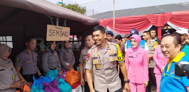 MENYAPA : Kapolda Jabar Irjen Pol Rudy Sufahriadi menyapa personil Kepolisian saat bakti sosial di Desa Cihanjuang, Kecamatan Parongpong, Minggu, (23/6/2019).
( Foto : MOCH HABIBI/RADAR BANDUNG )

