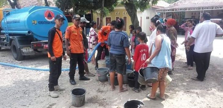 AIR BERSIH : BPBD menyalurkan air bersih ke wilayah Desa Kedawung, Kabupaten Subang, Rabu (26/6/2019).
( Foto : M.ANWAR/RADAR BANDUNG )

