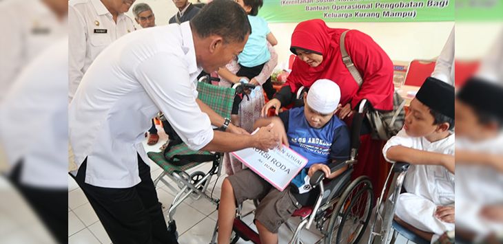 BANTUAN : Bupati Subang H. Ruhimat menyerahkan bantuan sosial kepada kaum disabilitas di Aula Dinas Sosial Kabupaten Subang, Rabu (26/6/2019).
--------
( Foto : M.ANWAR/RADAR BANDUNG )