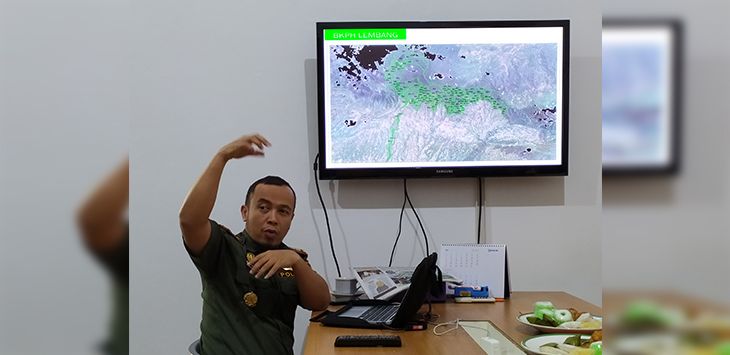 MENJELASKAN : Administratur Perhutani KPH Bandung Utara, Komarudin memberikan penjelasan tentang potensi terjadinya kebakaran hutan di musim kemarau ini khususnya di wilayah Kawasan Bandung Utara (KBU)
( Foto : MOCH.HABIBI/RADAR BANDUNG )

