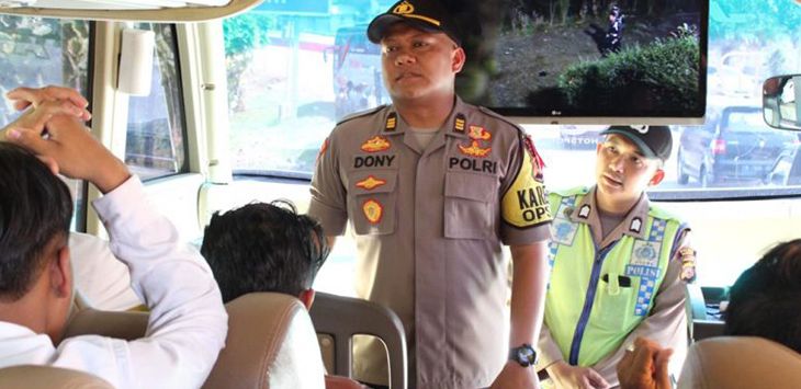 OPERASI : Polres Subang menggelar operasi cipta kondisi dan patroli skala besar di Gerbang masuk Tol Cilameri Subang, Kamis pagi, (26/6/2019)
( Foto : M.ANWAR/RADAR BANDUNG )
