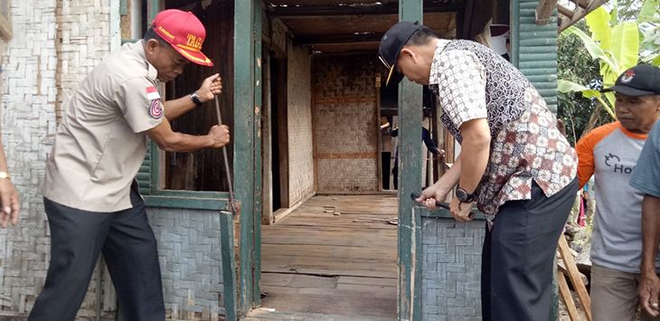 BONGKAR : Bupati Subang H.Ruhimat dan Pj Sekda Subang H.Aminudin saat membongkar rumah Mak Enih warga Desa Sirap,Kecamatan Tanjungsiang, Subang, Kamis (27/6/2019).
( Foto : M.ANWAR/RADAR BANDUNG )
