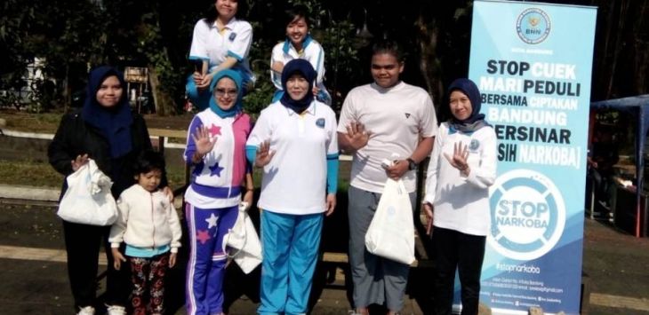 Kepala BNN Kota Bandung AKBP Yenny Siti Saodah (tengah) berfoto bersama  relawan stop narkoba.seusai senam bersama di Lapangan Saparua Bandung, Jumat (28/6). Foto:Solihin Samad/pojokbandung.com