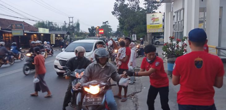 ILUSTRASI : Anggota AXIC Chapter Bandung memberikakan takjil kepada pengendara di sekitaran Bundaran Cibiru, belum lama ini. Foto: GATOT POEDJI UTOMO