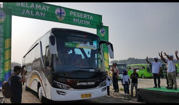 Sejumlah peserta saat siap-siap berangkat mudik bersama.