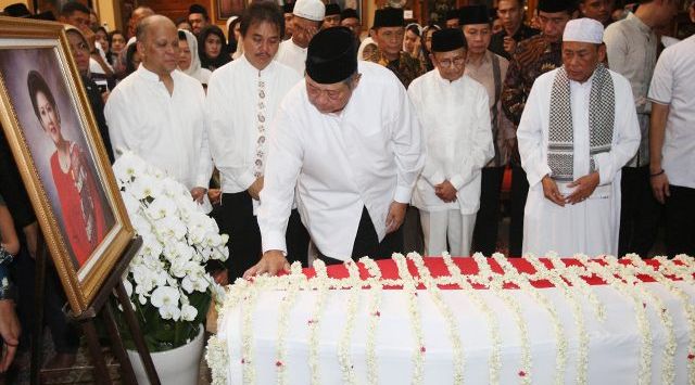 Presiden ke-6 Susilo Bambang Yudhoyono menyentuh peti mati yang berisikan jenazah istrinya, Ani Yudhoyono di rumah Cikeas, Sabtu (1/6). (Miftahulhayat/Jawa Pos)
