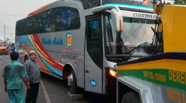 Kecelakaan maut terjadi di Jalan Raya Salatiga Boyolali, tepatnya di Dusun Ngentak, Desa Klero, Kecamatan Tengaran, Kabupaten Semarang pada Minggu (23/6) pukul 02.30 dinihari. Sebuah Toyota Avanza hancur setelah sang pengemudi diduga mengantuk sehingga mobil oleng dan menabrak Bus PO Rosalia Indah. Tujuh dari delapan penumpang minibus meninggal. (Jawa Pos RADAR SEMARANG )