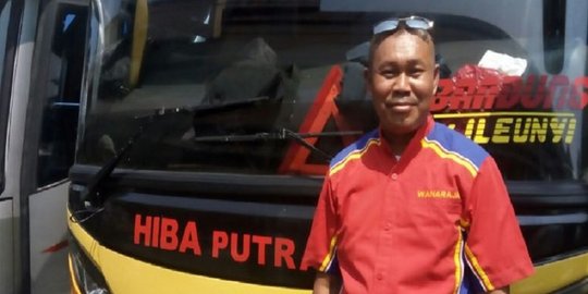 Tatang Romansyah awak bus di Terminal Kampung Rambutan. 