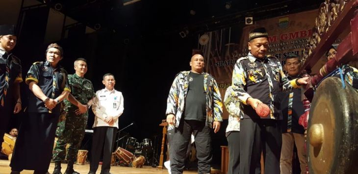 DISKUSI BUDAYA: Ketua Umum DPP LSM GMBI, Moh Fauzan Rachman saat membuka diskusi seni budaya calung se-Kota Bandung di Dago Tea House Jalan Bukit Dago Selatan, Bandung, Selasa (25/6/2019)