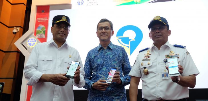 LAUNCHING: ( Ki-ka ) Menteri Perhubungan RI, Budi Karya Sumadi bersama dengan Chief Human Capital Officer XL Axiata, Rudy Afandi ( tengah ) dan Dirjen Hubungan Darat, Budi Setiyadi dalam acara peluncuran aplikasi “Peta Jelajah Nusantara” di Jakarta, Selasa (28/5).