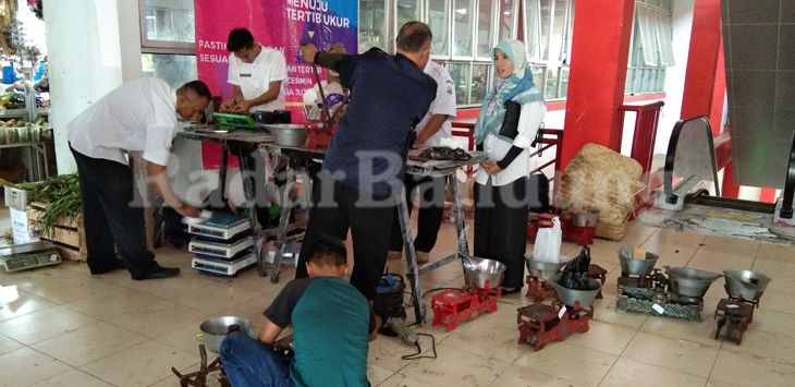 UJI TERA : Petugas UPTD Metrologi Legal, Dinas Perdagangan, Koperasi, Usaha Kecil dan Menengah, dan Perindustrian Kota Cimahi menggelar uji tera timbangan tahunan di Pasar Atas Barokah Cimahi, Rabu (19/6/2019).
(foto: SYIFA SHANIA AMADEA/JOB 1 RADAR BANDUNG)
