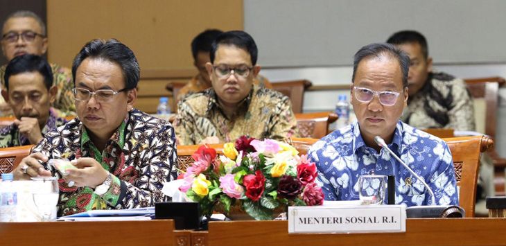 RAPAT: Menteri Sosial Agus Gumiwang Kartasamita bersama Dirjen Perlindungan dan Jaminan Sosial kemensos RI Harry Hikmat rapat dengar pendapat dengan Komisi VIII DPR RI. (IST)