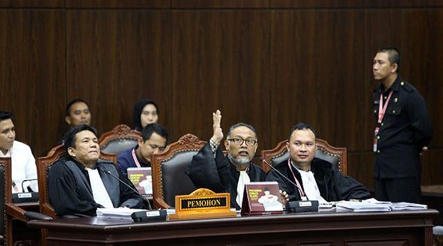 SIDANG PILPRES: Ketua Tim Hukum Prabowo-Sandi, Bambang Widjojanto, meminta Mahkamah Konstitusi (MK) agar memerintahkan Lembaga Perlindungan Saksi dan Korban (LPSK) untuk melindungi saksi-saksi dari pihak Prabowo-Sandi yang akan mulai dihadirkan di sidang lanjutan Rabu (19/6) besok. 