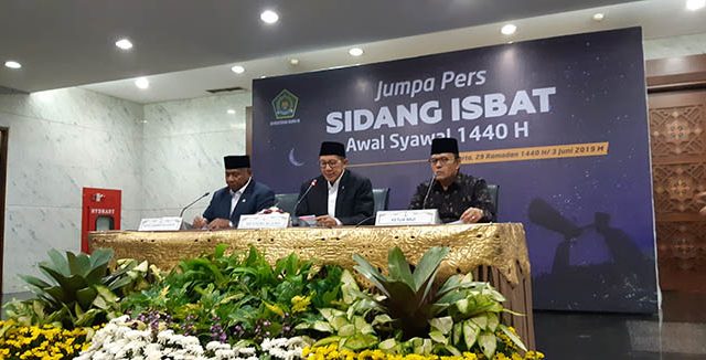 Menteri Agam Lukman Hakim Syaifuddin saat menggelar sidang isbat penetapan 1 Syawal 1440 H di kantor Kemenag, Jakarta, Senin (3/6) (Muhammad Ridwan/Jawa Pos.com)