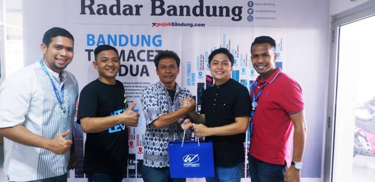 MEDIA VISIT: Deputy BU Head WOM Finance Regional Jawa Barat, Tasrif HM Shaleh (kanan), didampingi Yoki Anggadita (kedua dari kanan) menyerahkan cinderamata kepada HRD Radar Bandung (tengah) didampingi Redaktur Radar Bandung, Gatot Poedjiutomo (kedua dari kiri). ( foto : GATOT POEDJI UTOMO/ RADAR BANDUNG
)