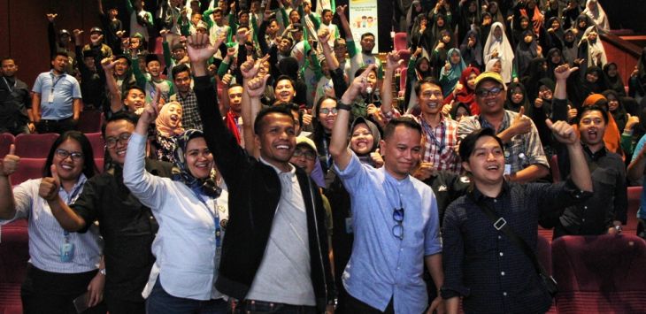 NONTON BARENG: Jajaran pejabat PT Wahana Ottomitra Multiartha Tbk (WOM) Finance, foto bersama anak yatim usai nonton bareng di Bioskop XXI, Festival Citylink, Kota Bandung, Sabtu (7/7). Acara tersebut sebagai salah satu bentuk tanggung jawab sosial perusahaan atau Corporate Social Responsibility (CSR) kepada masyarakat. ( Foto : TAOFIK ACHMAD HIDAYAT /RADAR BANDUNG )