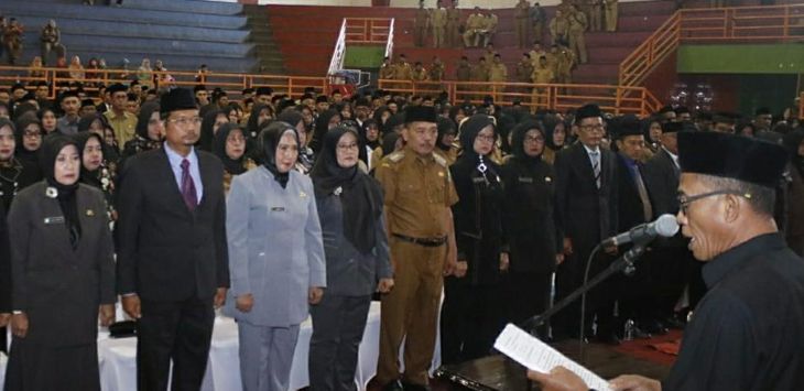 PELATIKAN : Bupati Subang H. Ruhimat, melantik 880 Kepala satuan Pendidikan formal (TK, SD, SMPN) dan Kepala Satuan Pendidikan Non Formal di lingkungan Pemkab Subang tahun 2019, di Gor Gotong Royong, Senin (15/7/2019).
(foto: M.ANWAR/RADAR BANDUNG)
